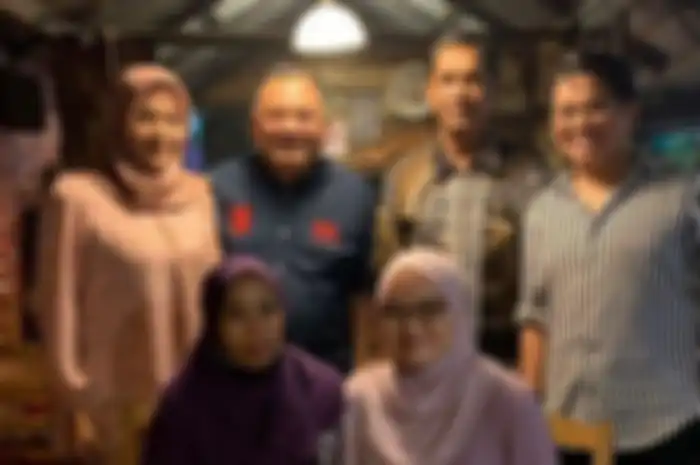 Momen lamaran Aidil Idzham  Riza dan sang kekasih.
