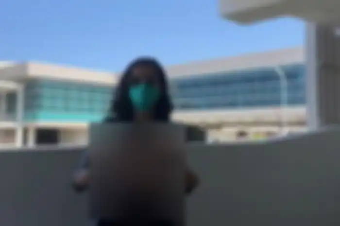 Wanita pamer payudara di Bandara YIA.