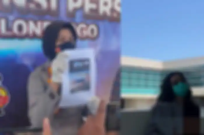 Sebuah video yang memperlihatkan adegan tak senonoh yang diperankan oleh seorang perempuan viral di media sosial (medsos) twitter. 