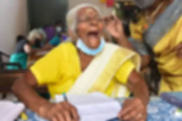 Seorang nenek berusia 104 tahun bernama Kuttiyamma Konthi tetap semangat belajar dan berhasil lulus tes membaca dan menulis