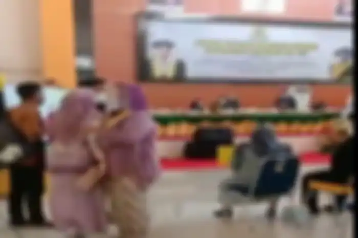Mahasiswi Fakultas Ekonomi Universitas Sriwijaya (Unsri) yang diduga korban pelecehan seksual ngamuk karena namanya dicoret dari daftar yudisium.