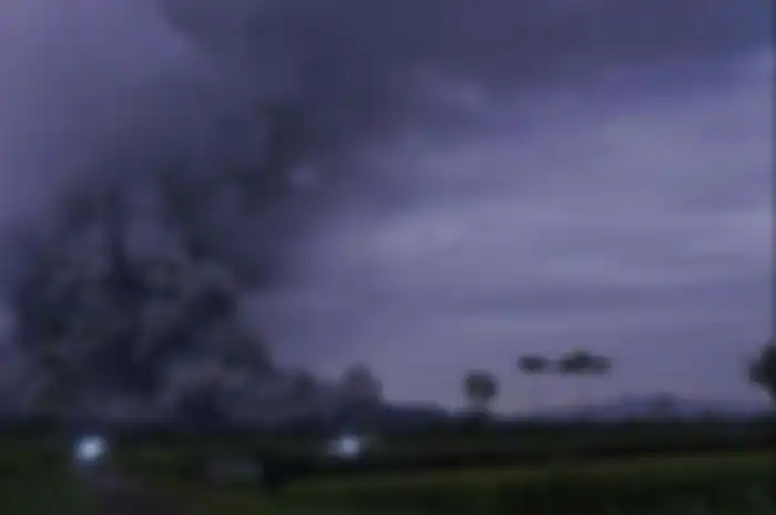 Potret Gunung Semeru saat sedang erupsi.