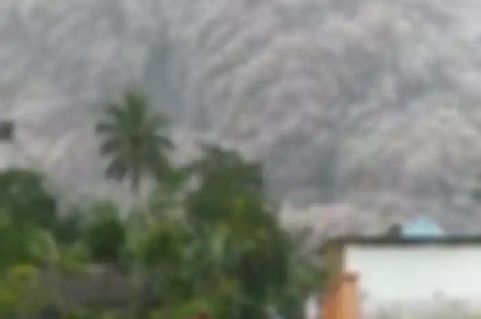  Awan panas erupsi gunung Semeru