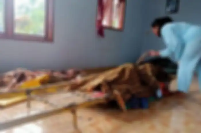 Jenazah Salamah(70) dan Rumin (28) warga Desa Curah Kobokan, Kecamatan Candipuro yang menjadi korban erupsi Gunung Semeru.