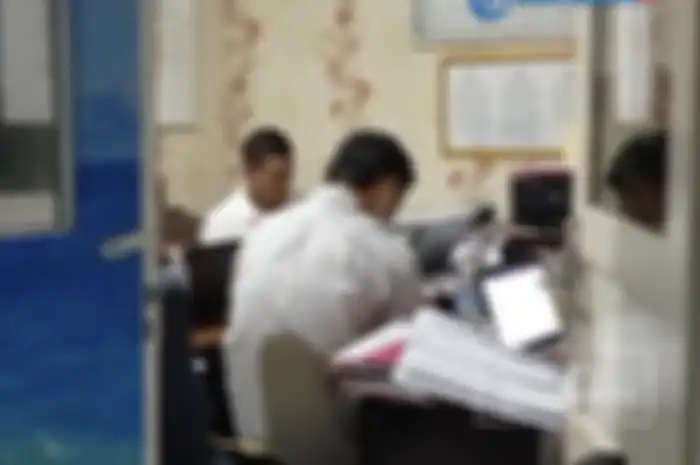 Setelah foto dirinya tersebar, kini dosen Unsri Adhitya Rol Asmi menjadi tahanan polisi. Dia diduga melakukan pelecehan kepada mahasiswi.