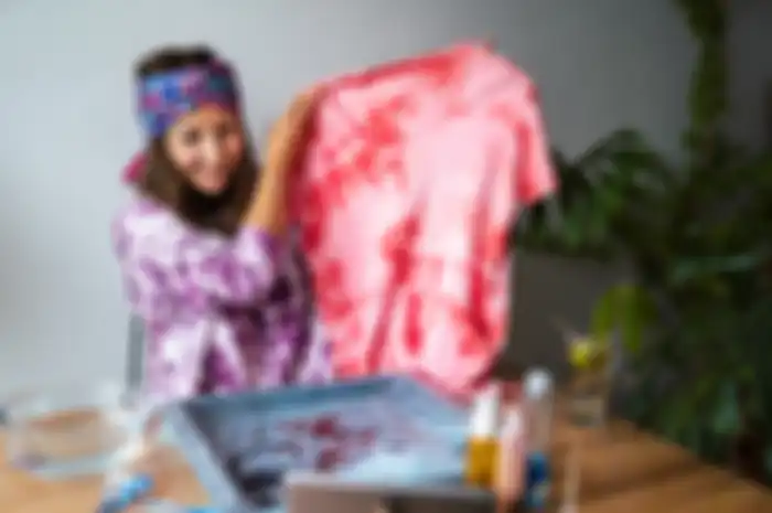Kurangi limbah pakaian dengan upcycling.