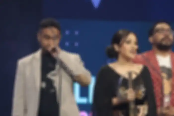 Mutia Ayu terima Piala mendianh Glenn Fredly di Indonesian Music Awards 2021
