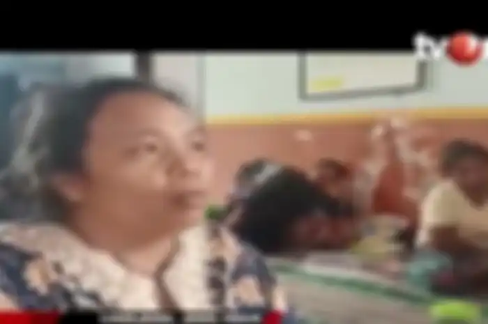 Lasiati adalah satu dari banyak pengungsi erupsi Gunung Semeru yang kini tinggal di Balai Desa Sumbermujur, Kecamatan Candipuro, Lumajang, Jawa Timur.  
