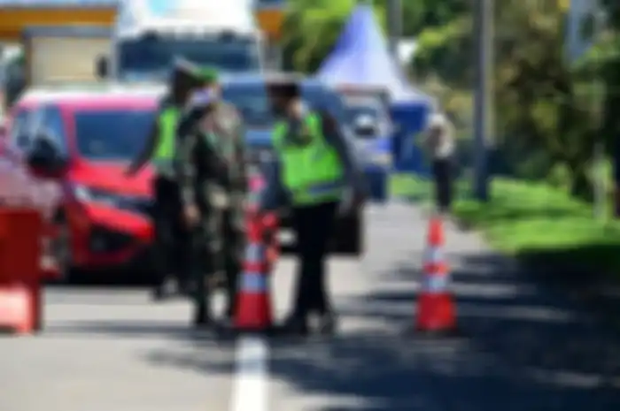 Petugas melakukan penyekatan kendaraan di depan Gerbang Tol Pasteur, Kota Bandung, Jawa Barat, Selasa (6/7/2021). Selama PPKM Darurat, Kota Bandung tertutup bagi warga dari luar wilayahnya, hal tersebut dilakukan untuk menekan mobilitas masyarakat dan mengurangi penyebaran Covid-19.(KOMPAS.com/AGIE 