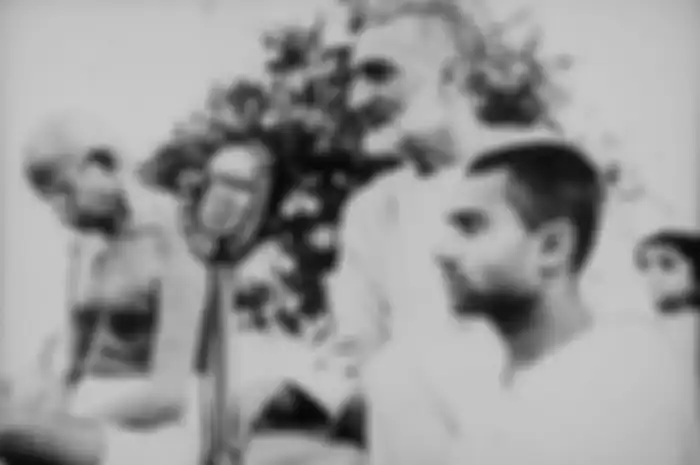 Mahatma Gandhi merupakan salah satu tokoh dunia yang memperjuangkan HAM di India.