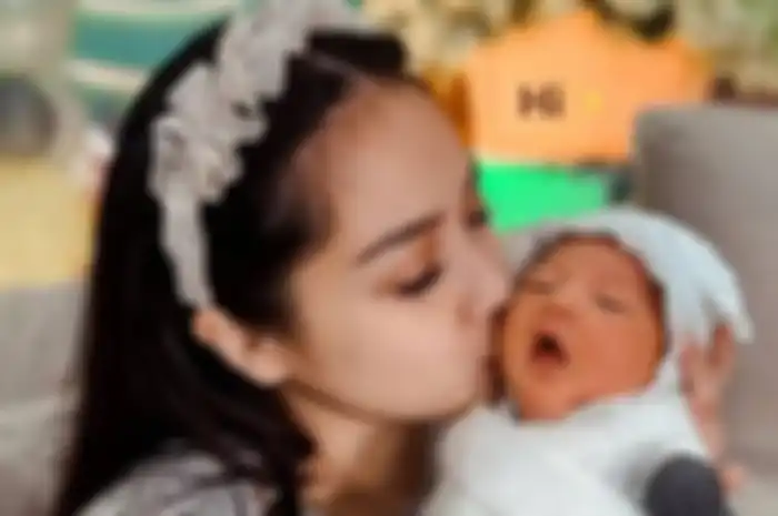 Nagita Slavina dan anak keduanya, Rayyanza Malik Ahmad