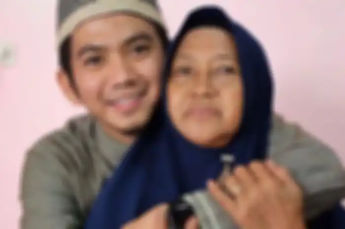 Ibu Rizki DA, Siti Aisyah, buka suara. Siti Aisyah mengaku hatinya hancur dengan keputusan anaknya. 