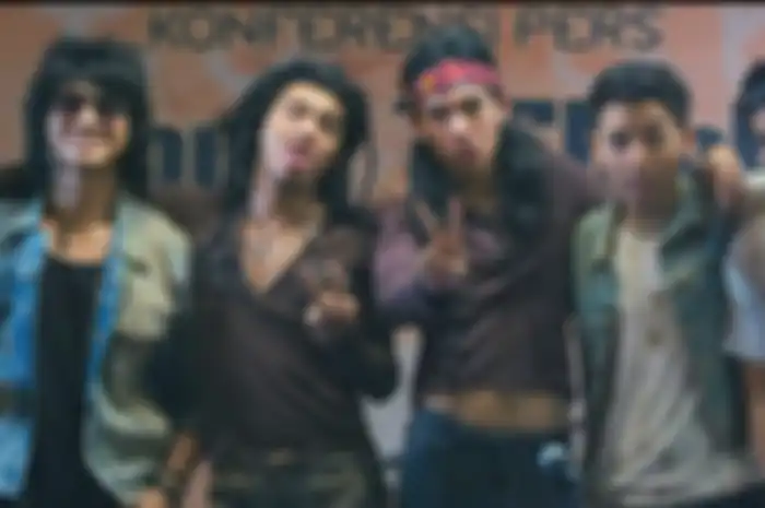 Aktor pemeran personel Slank di film Slank Nggak Ada Matinya (Adipati Dolken ketiga dari kiri)