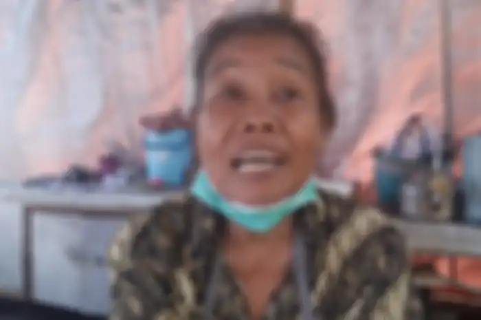 Foto Bu Harsi saat melayani pembeli di dalam warung tengkleng miliknya juga disebarkan di media sosial.