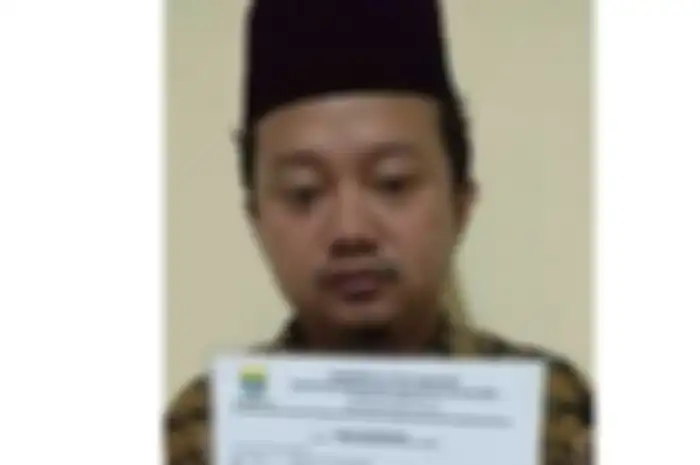 Herry Wirawan didakwa memperkosa 12 santriwatinya hingga melahirkan 9 anak, mengajar di Madani Boarding School, Cibiru, Bandung.