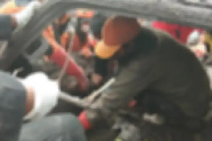Tim rescue mengevakuasi korban erupsi Gunung Semeru dari dari dalam truk, Rabu (8/12/2021). 