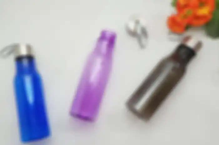 Banyak orang mulai menggunakan botol minum karena lebih praktis dan mudah dibawa ke mana-mana.