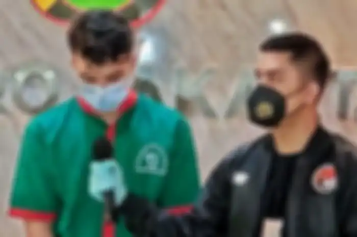 Belum lama foto Jeff Smith pakai baju tahanan beredar, polisi kembali menangkap seorang artis diduga terkait kasus narkoba.