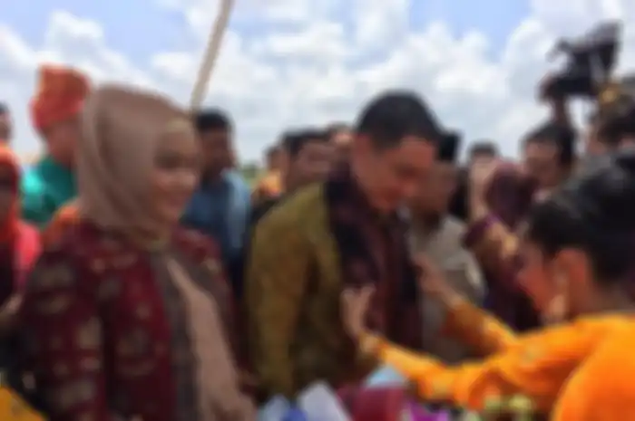 Sementara foto mantan istrinya dihujat usai melepas hijan, Zumi Zola malah dikabarkan mengalami masalah kesehatan di dalam bui.