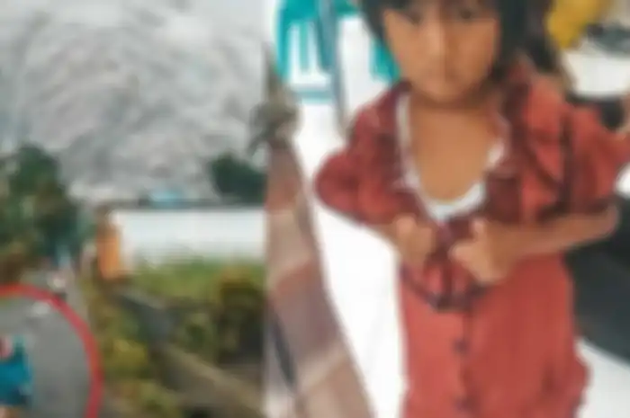  Nurfida (7) saat lari dari asap dan awan panas Gunung Semeru (kiri) dan saat ditemui relawan Little Project di posko pengungsia (kanan).  