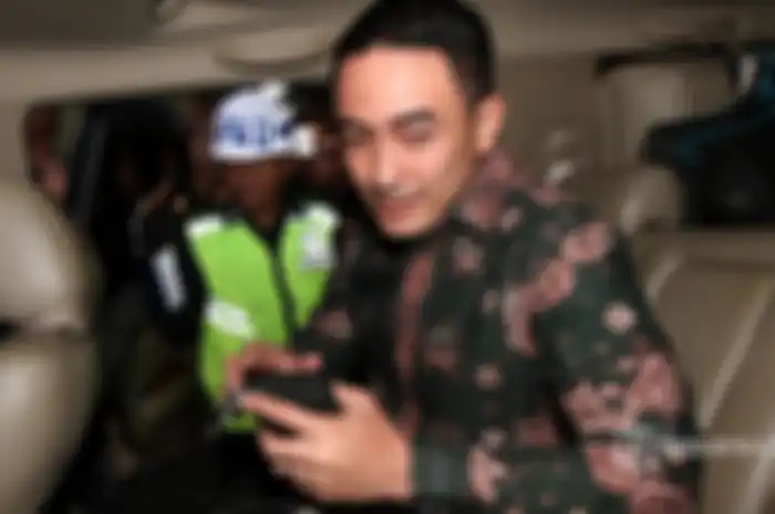 Zumi Zola menaiki mobil usai menjalani pemeriksaan di gedung KPK, Jakarta, Jumat (5/1/2018)