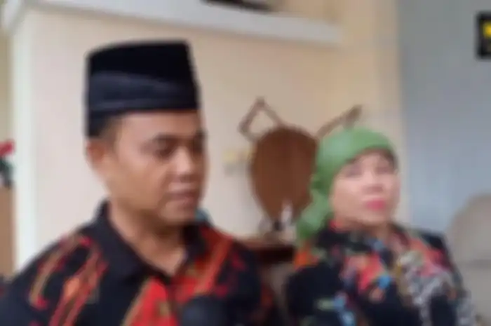 Orangtua Bibi Andriansyah, H. Faisal (kiri) dan Dewi Zuliati