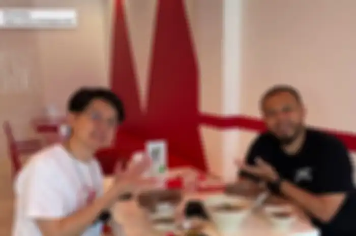 Joko Anwar bagiin foto dirinya nongkrong bareng Banjong Pisanthanakun via akun Instagram-nya.