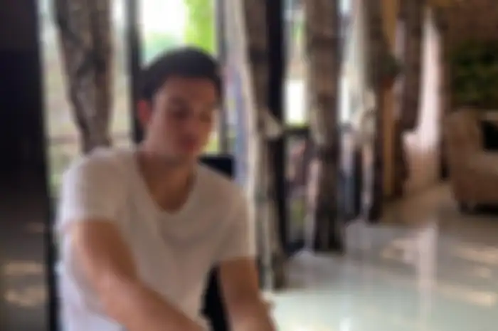 Rizky Nazar terlihat jarang mengunggah foto dirinya di akun Instagram miliknya. Netizen membanjiri doa di unggahan terakhir Rizky.