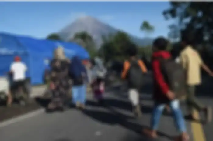 Pelajar Korban Erupsi Gunung Semeru Kembali Sekolah di Tenda Darurat