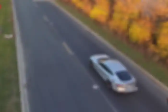 Tesla Model S dipasangkan tiga mesin jet di bagian belakang.