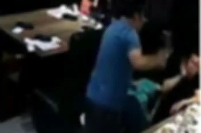 Suami hajar istri dengan botol miras di restoran