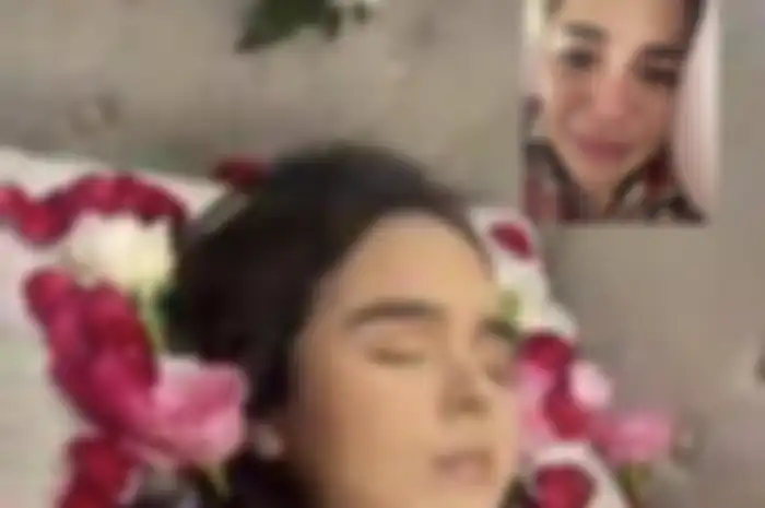 Saat berada di rumah duka Laura Anna, Nikita Mirzani merasa mendapatkan perlakuan tak menyenangkan dari seorang istri jenderal polisi. 