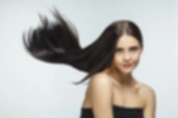 Cara membuat rambut hitam berkilau.