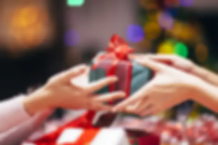 Ilustrasi memberikan kado natal