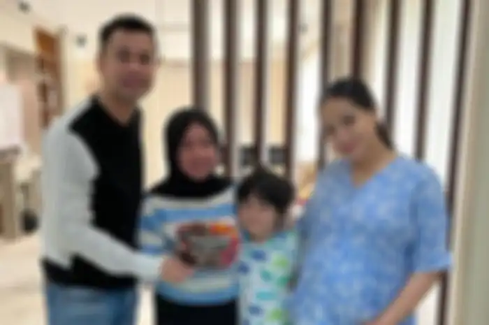 Mbak Lala bersama keluarga Sultan Andara 