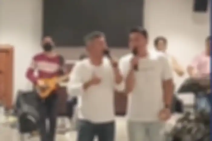 Foto yang merekam momen kompak Wijin dan Gading Marten bernyanyi bersama beredar di media sosial. Wijin bilang begini. 
