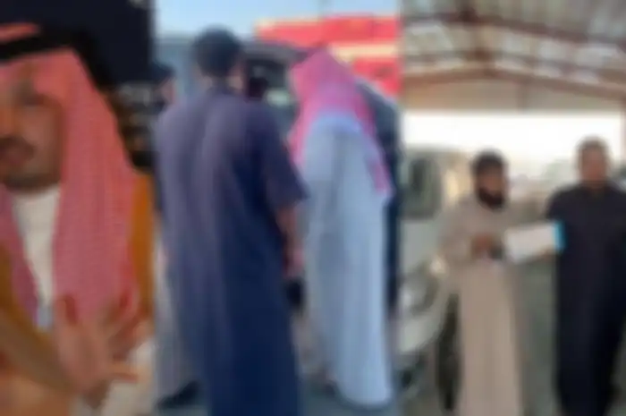 Pangeran Arab Turki bin Talal Al Saud saat memberikan mobil baru pada warganya.
