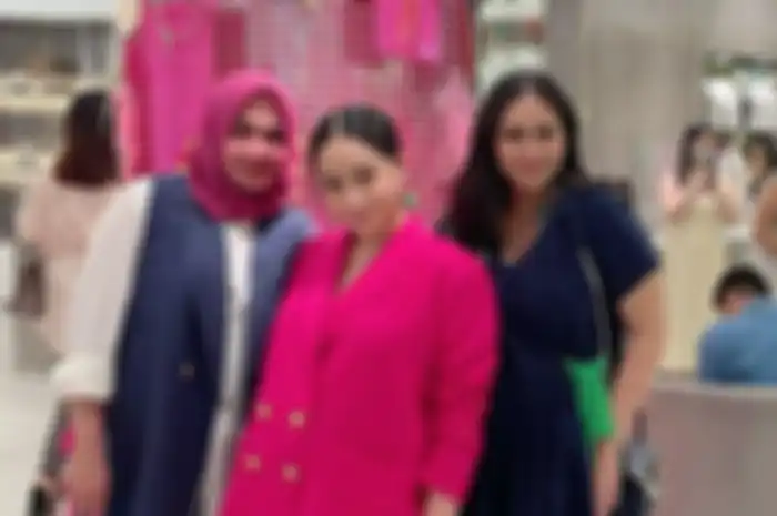 Rieta Amilia bersama kedua anaknya, Nagita Slavina dan Caca Tengker.