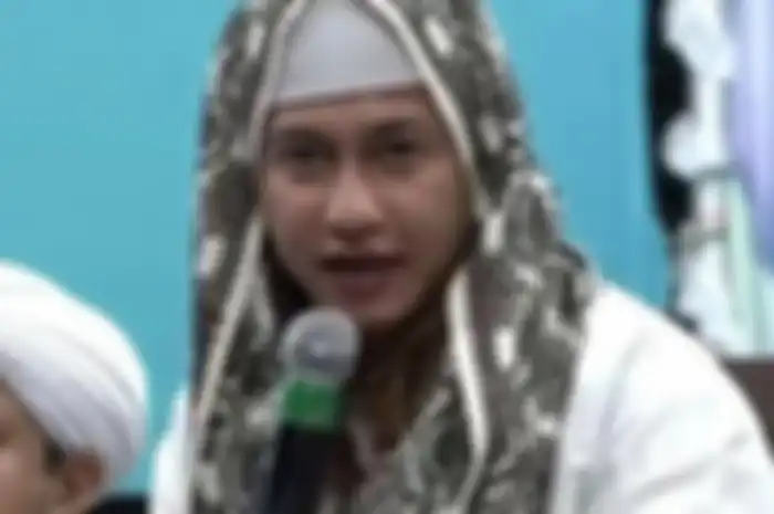 Habib Bahar terlihat berendam di jacuzzi dengan pakaian cukup lengkap. Gaya berendam Habib Bahar Bin Smith ini dikulik. 