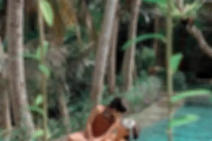 Saking gembiranya, Gisel mengunggah 10 foto dia sedang berenang bareng Gempi di Bali.