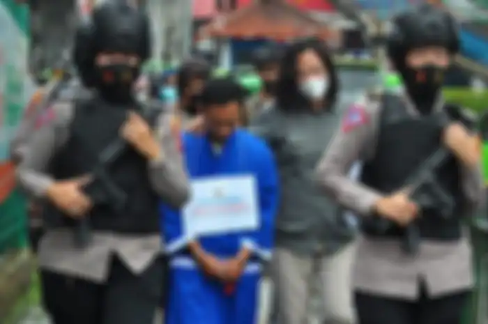 Pelaku begal payudara digiring oleh polwan polresta Bogor kota
