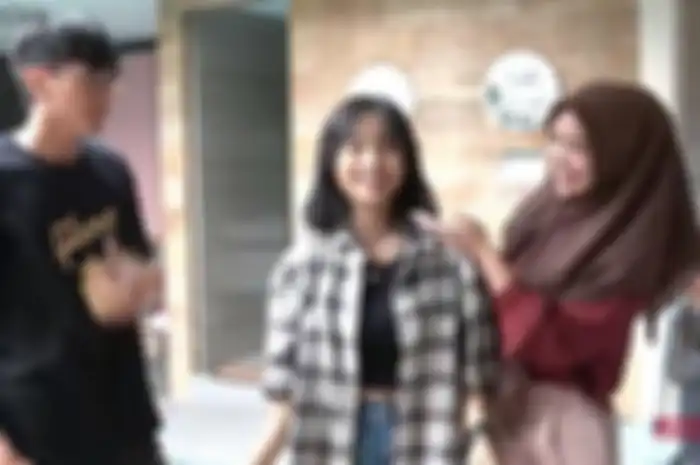 Fuji saat bertamu ke rumah Ria Ricis hingga tersipu malu disinggu soal Thariq Halilintar.