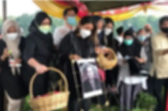 Nirina Zubir saat prosesi pemakaman di TPU Tanah Kusir, Kebayoran Lama, Kamis (23/12/2021). 