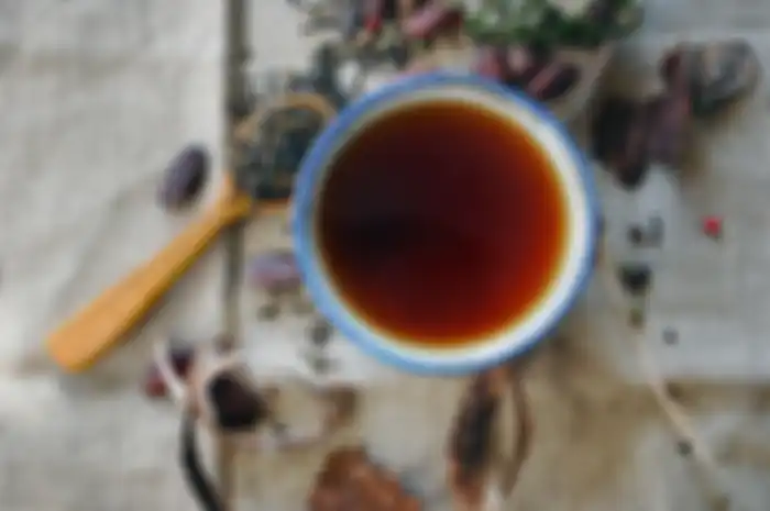 Herbal tea atau teh herbal tidak memiliki kandungan kafein sehingga cocok diminum malam hari.