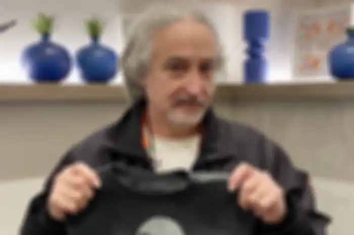 Mike Bordin saat mengembalikan t-shirt favorit mendiang Cliff Burton ke pihak keluarga