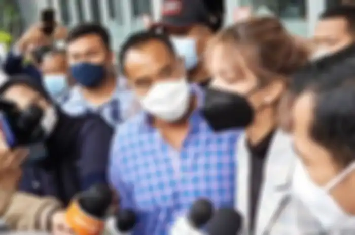 Nia Ramadhani dituntut 12 bulan rehabilitasi.