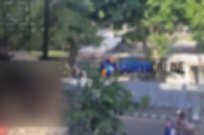 Video syur muda-mudi di alun-alun Gresik viral di media sosial. 