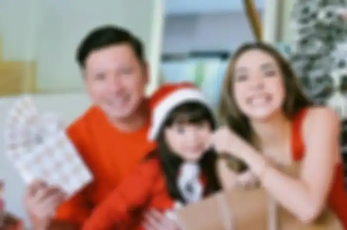Gading Marten, Gempi, dan Gisella Anastasia merayakan Natal.  