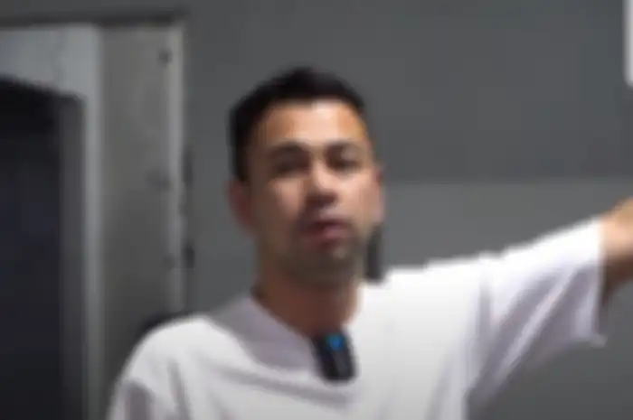Raffi Ahmad menunjukkan bangunan rumah barunya pada keluarga Shireen dan Zaskia Sungkar.