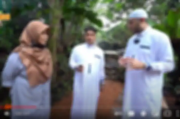 Irfan Hakim dengan Syekh Ahmad Al misri bareng sang asisten rumah tangga.
